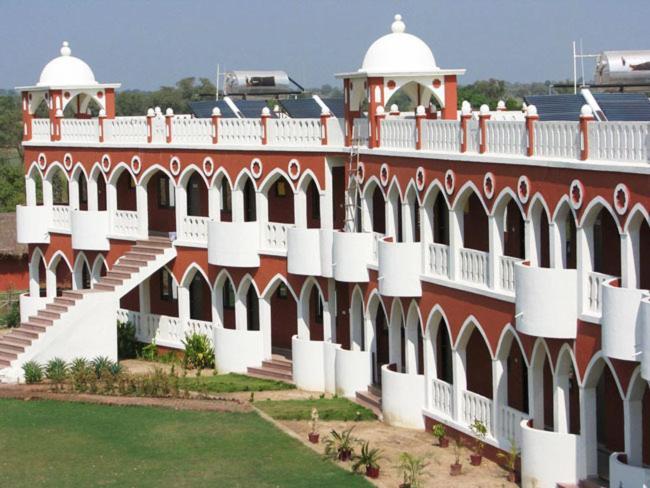 Aum Health Resort Vadodara Extérieur photo