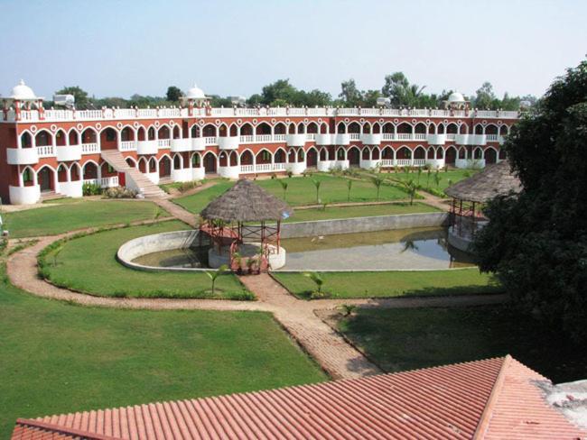 Aum Health Resort Vadodara Extérieur photo