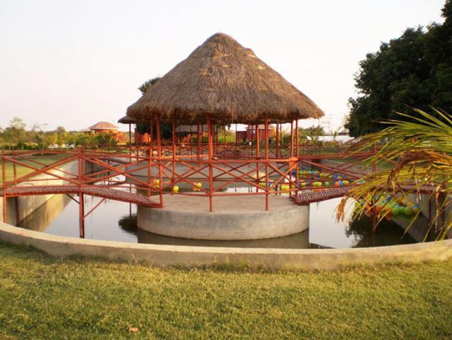 Aum Health Resort Vadodara Extérieur photo